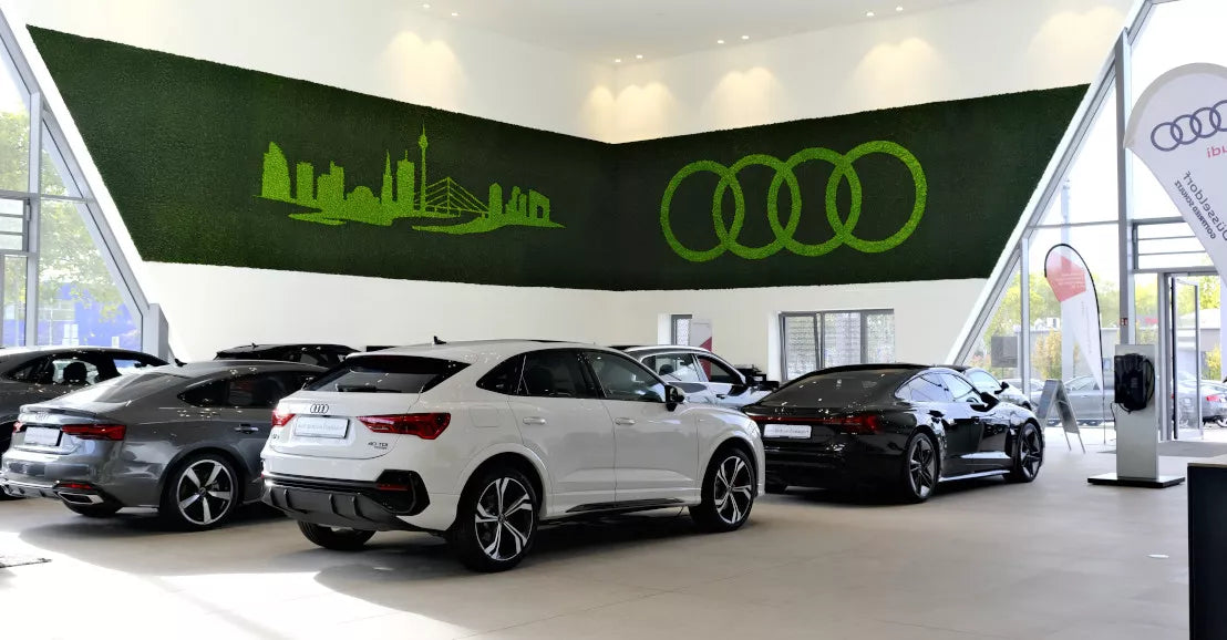 Mooswand im Autohaus